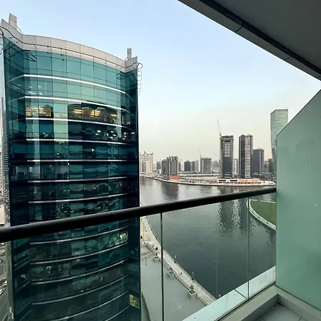 Stunning Studio With Infinity Pool , Canal View , Gym & Free Parking Dubai Exterior foto