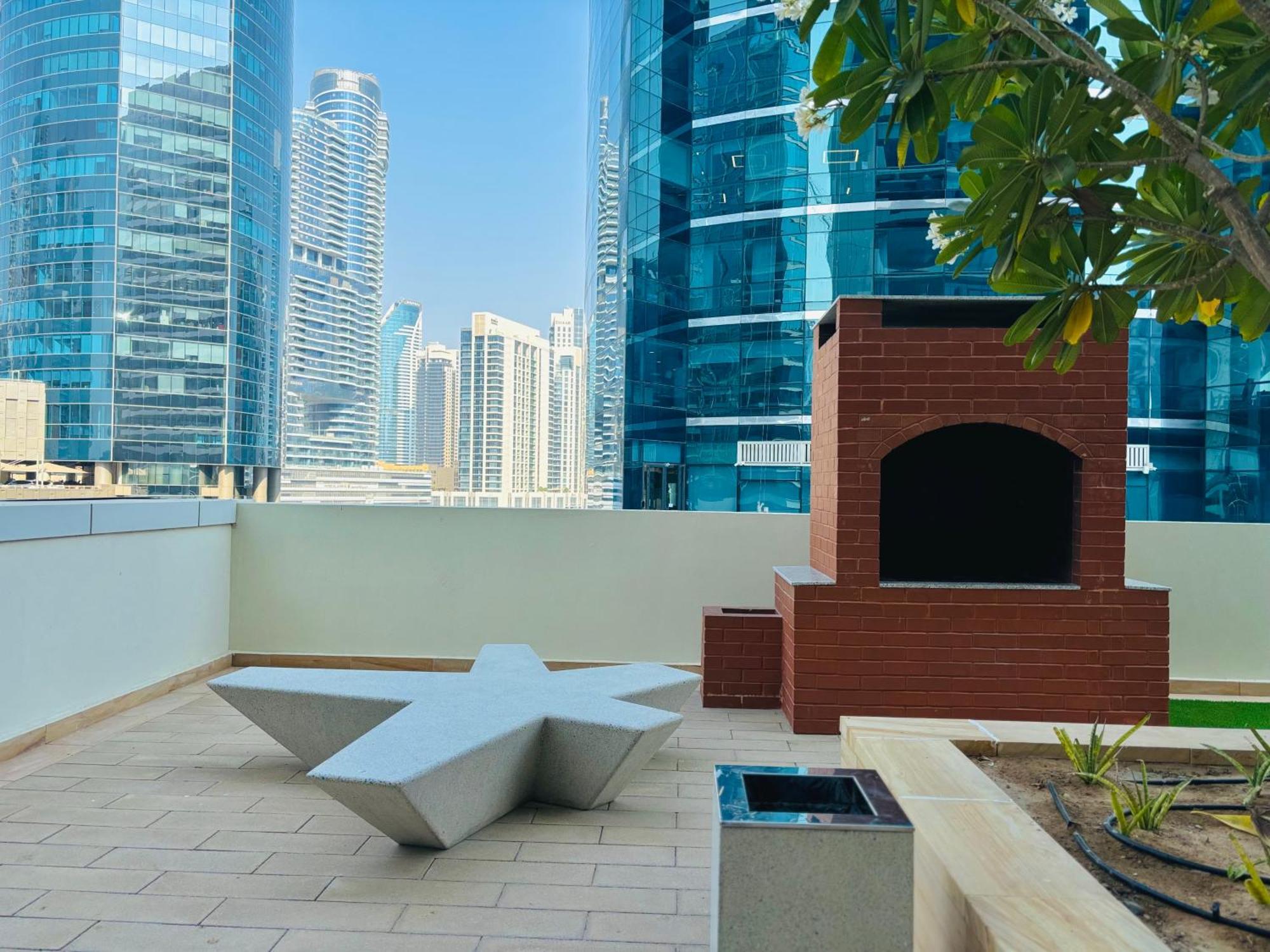 Stunning With Infinity Pool , Canal View , Gym & Free Parking Dubaï