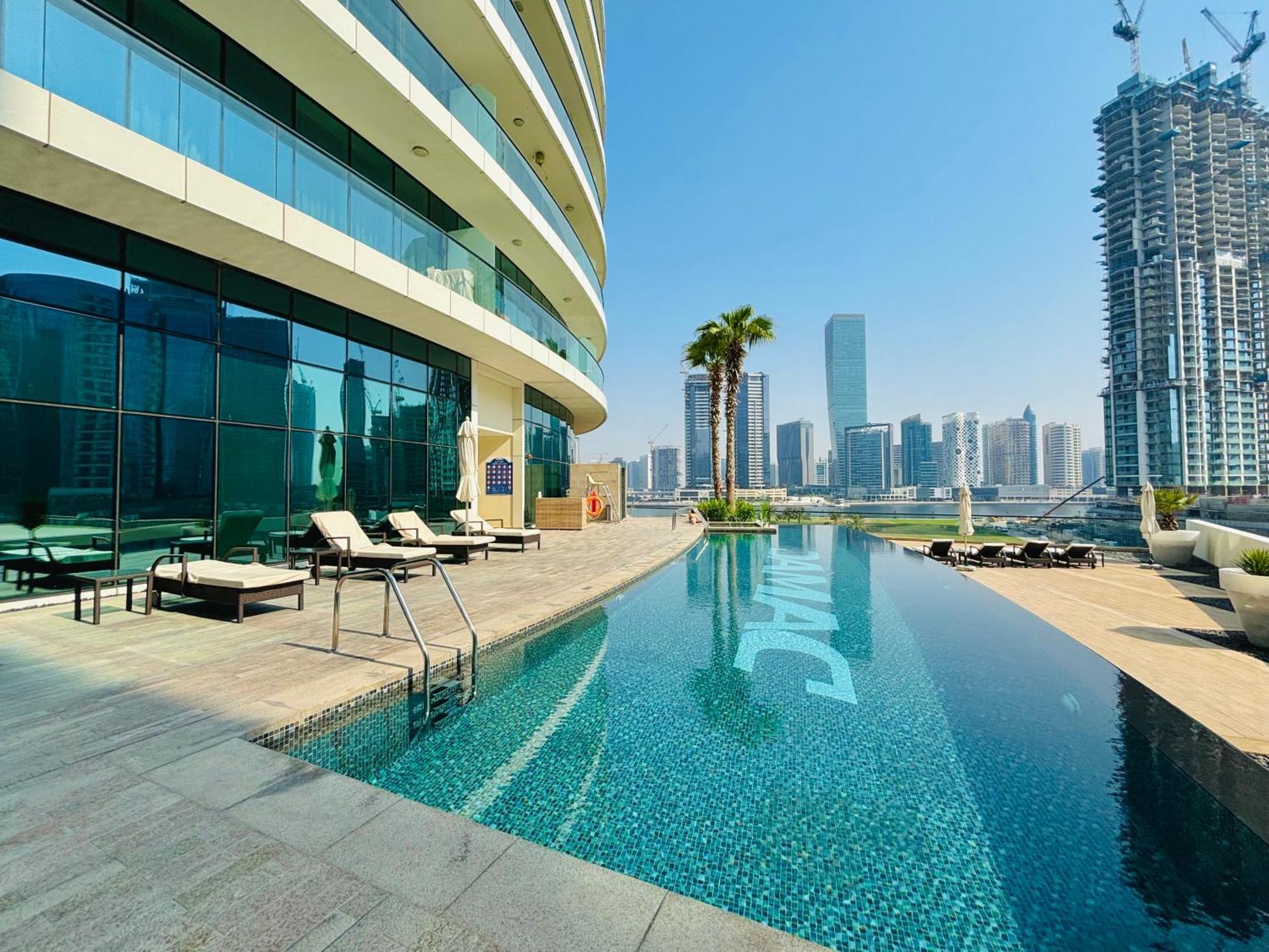 Appartement Stunning With Infinity Pool , Canal View , Gym & Free Parking Dubaï