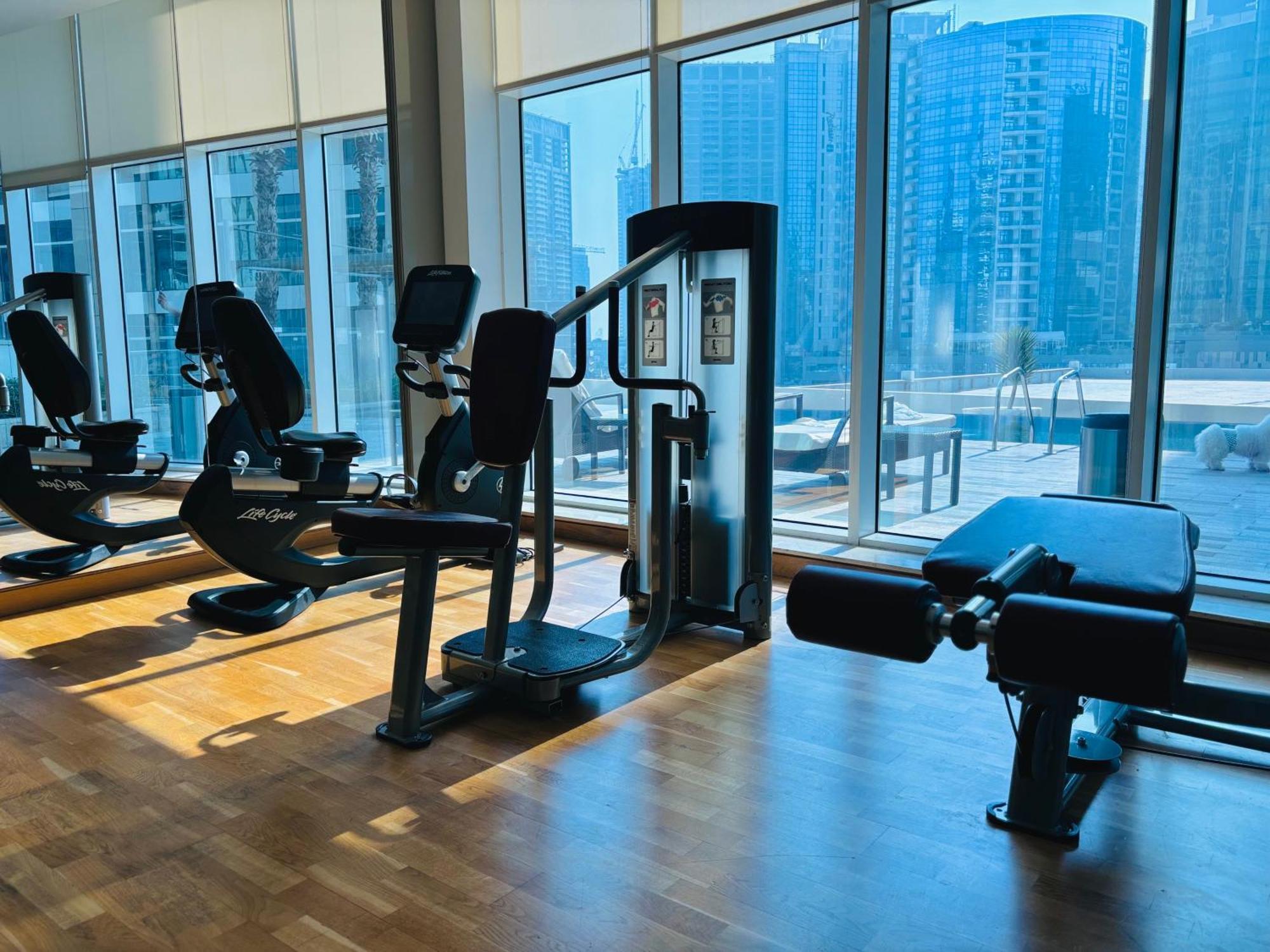 Stunning With Infinity Pool , Canal View , Gym & Free Parking Dubaï