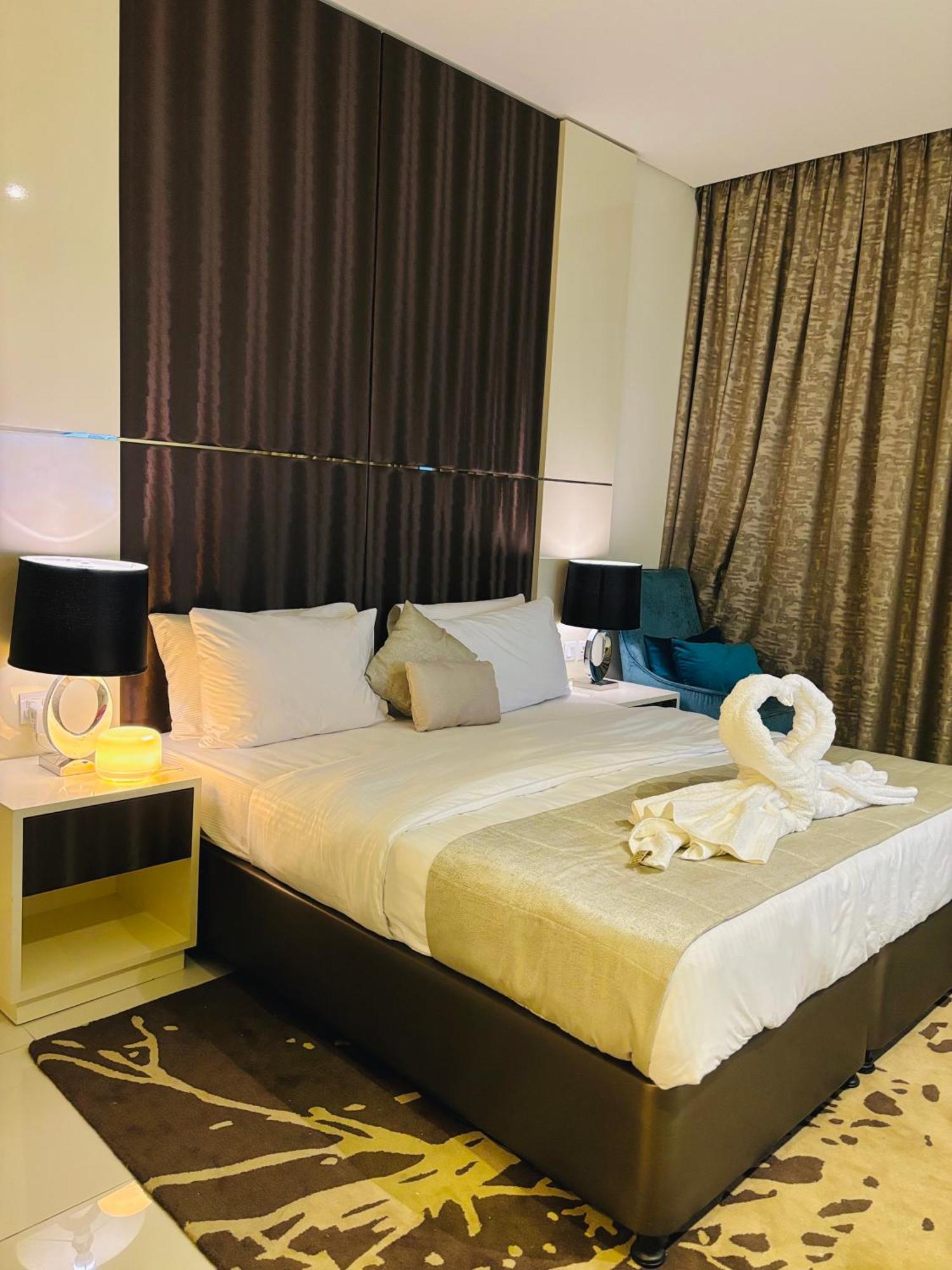 Stunning With Infinity Pool , Canal View , Gym & Free Parking * Dubaï