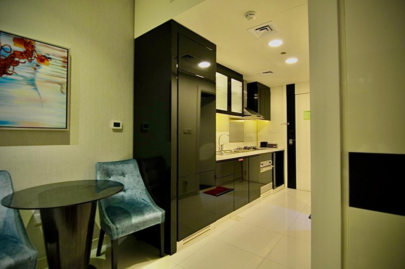 Stunning With Infinity Pool , Canal View , Gym & Free Parking Appartement *
