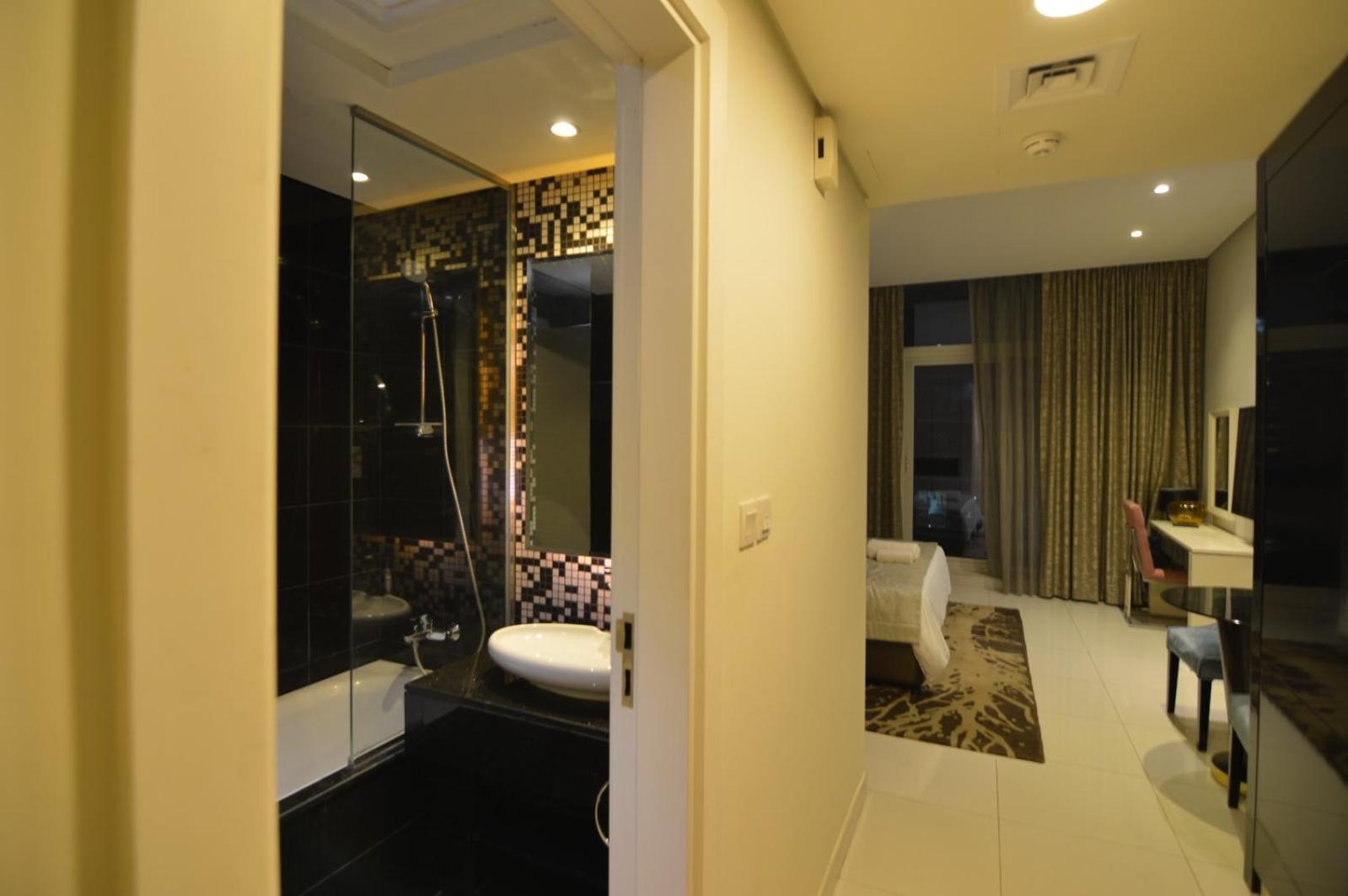 Stunning With Infinity Pool , Canal View , Gym & Free Parking Appartement Dubaï