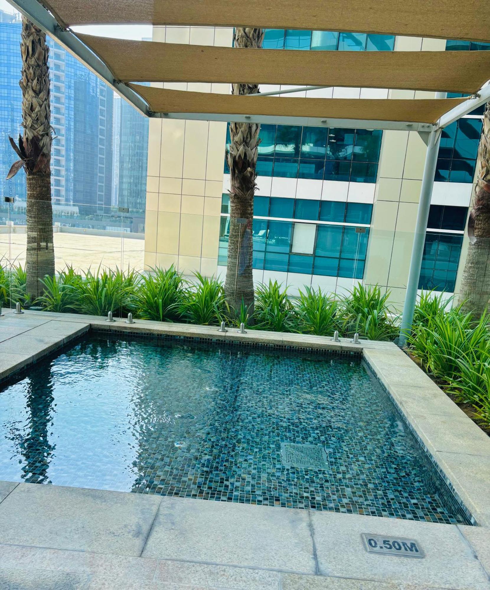 Stunning With Infinity Pool , Canal View , Gym & Free Parking Dubaï