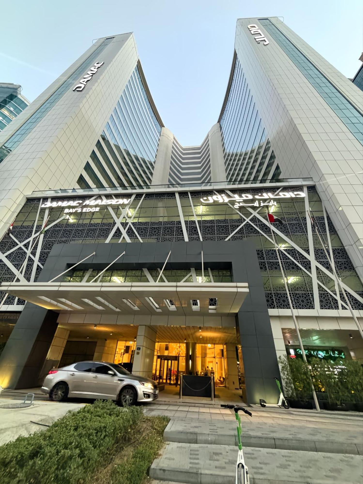 Stunning With Infinity Pool , Canal View , Gym & Free Parking * Dubaï