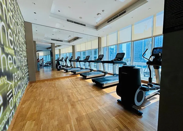 Stunning Studio With Infinity Pool , Canal View , Gym & Free Parking